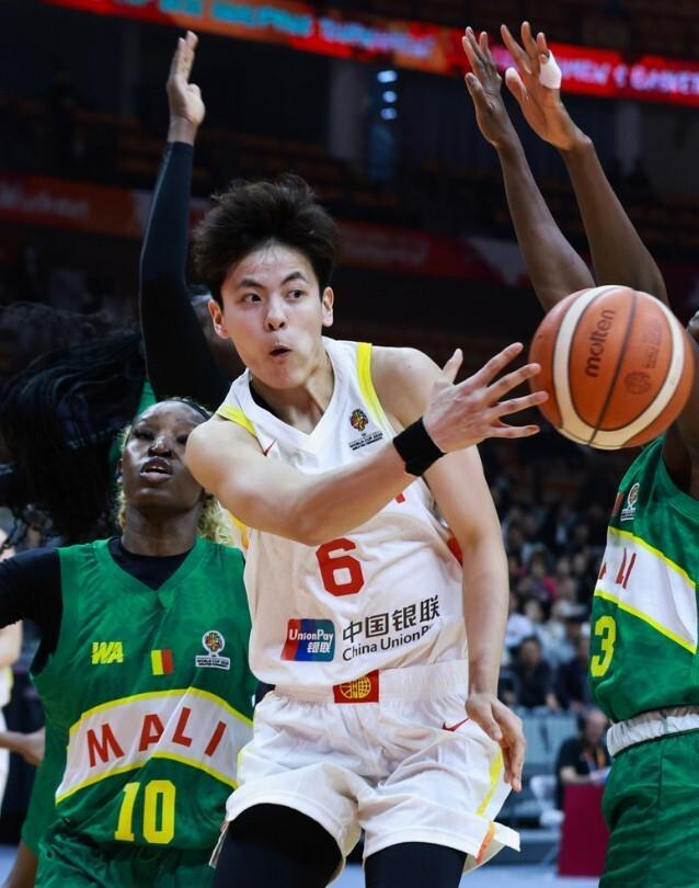 九游官网-世预赛开门红！李月汝21+11，三大中锋均上双，中国女篮81-68马里